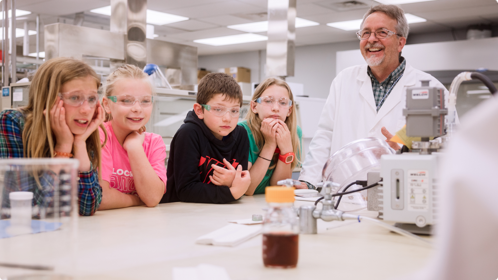 A Hill’s scientist shows laboratory equipment to children