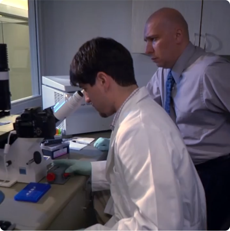 שני מדענים של Hill's Pet Nutrition